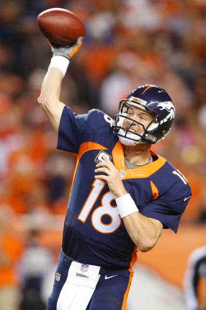 Con 510 touchdown, Peyton Manning, quarterback di Denver Broncos, batte il precedente record detenuto da Brett Favre, fermo a quota 508. Una fase della partita contro San Francisco 49ers (Reuters)